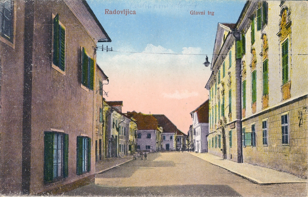 Stara razglednica Radovljice z Radovljiško graščino (desno).