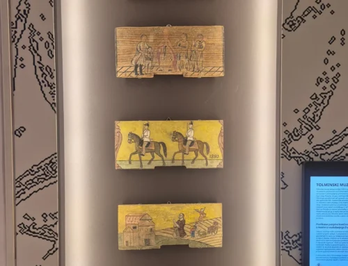 Gostujoča zbirka poslikanih panjskih končnic iz Tolminskega muzeja